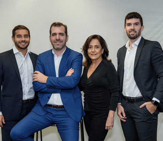 Pessoa sorrindo feliz